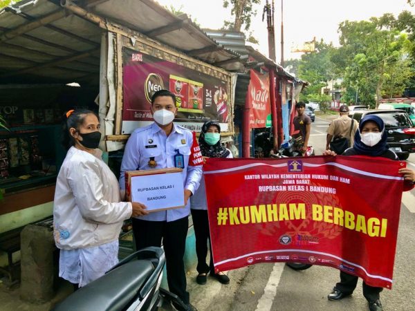 Rupbasan Bandung Bagikan Bansos Kepada Warga Terdampak PPKM Darurat