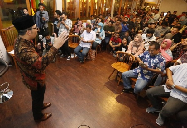 Wali Kota Bandung Ridwan Kami saat "Ngariung Sareng Komunitas Bandung" di Tjendana Bistro,  Sukajadi, Jumat (26/2). by Primanda Humas Pemkot Bandung