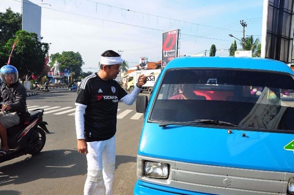 Bupati Purwakarta Dedi Mulyadi berdialog dengan sopir angkot, Senin (22/3).