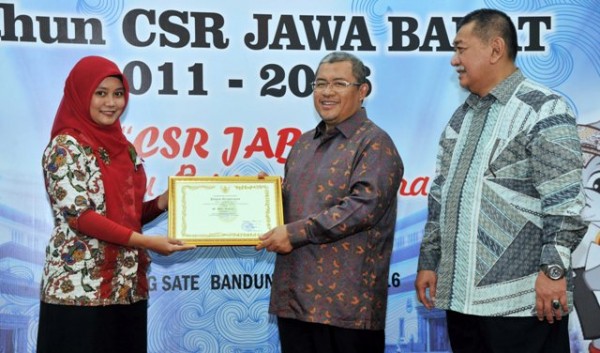 Gubernur Jabar Ahmad Heryawan berikan penghargaan kepada perusahaan yang telah berkontribusi dalam pembangunan di Jabar di Gedung Sate, Rabu (2/3). by Humas Pemprov Jabar 