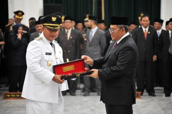 Gubernur Jabar Ahmad Heryawan memberikan cinderamata berupa kujang kepada Bupati Tasikmalaya H. Uu Ruzhanul di sela pelantikan di Aula Barat Gedung Sate, Rabu (23/316). by Humas Pemprov Jabar 