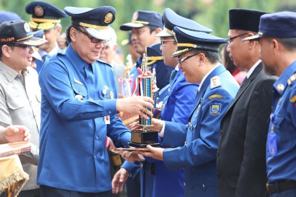 Wali Kota Bandung Ridwan Kamil meraih Bhakti Yudha Brama Jaya pada Apel Nasional HUT Damkar ke-97 di Lapangan Simpang Lima Semarang, Selasa (1/2). by Meiwan Humas Pemkot Bandung