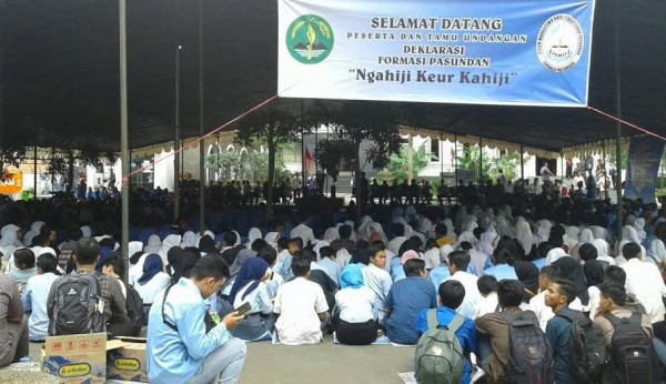 Ratusan pelajar dan mahasiswa ikut Deklarasi Formasi Pasundan 'Ngahiji Keur Kahiji' di halaman Sekretariat PB Paguyuban Pasundan, Jalan Sumatera, Bandung, Jumat (5/2/15).ist