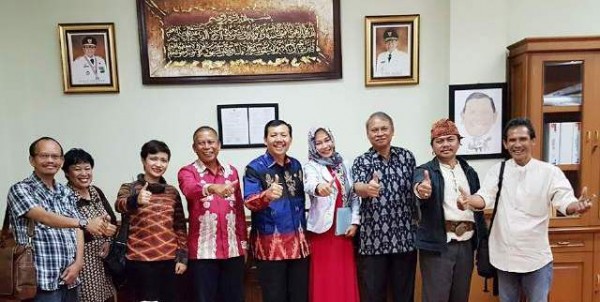 Sekda Jabar Iwa Karniwa, Kadisbun Jabar Arif Santosa bersama para pengurus Gapekkhi saat audiensi di Kantor Sekda Jabar di Gedung Sate, Jumat (18/3).