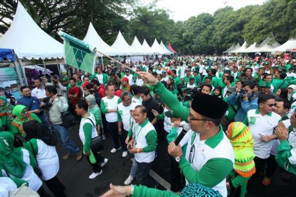 Wali Kota Bandung Ridwan Kamil membuka Jalan Sehat Bandung Lautan Alumni HMI di halaman Balai Kota Bandung, Minggu (24/4). by Meiwan Humas Pemkot Bandung