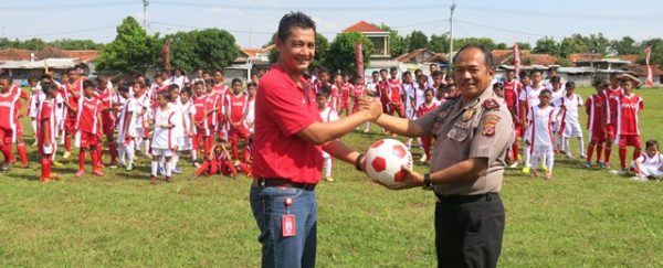 Kapolsek Kedawung Kompol Nanang Suhendar, S.H bersama GM Sales General Trade West Java CCAI Beni Juniarta saat penyerahan bola secara simbolis tandai pembukaan Coke Kicks Cirebon 2016. ist