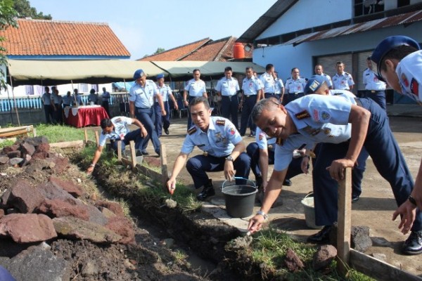 Danlanud Sulaiman Kol Pnb Olot Dwi Cahyono (tengah) didampingi Dandepohar 40 dan Dandepohar 70 meletakkan batu pertama sebagai tanda dimulainya pembangunan Klinik Pratama Lanud Sulaiman di Pos 3 Lanud Sulaiman, Bandung. by Pentak Sulaiman