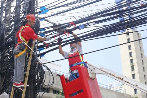 Kepala PT Telkomsel TBK Jawa Barat Suparyanto bersama dengan Kepala Diskominfo (Kepala Dinas Komunikasi dan Informatika) Kota Bandung Dr. Asep C. Cahyadi saat memotong kabel yang membentang di perempatan Jalan Braga-Naripan, Minggu (24/4). by Meiwan Humas Pemkot Bandung