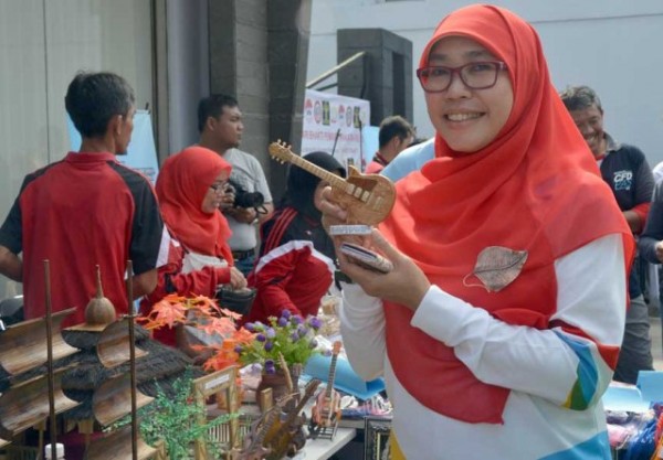 Ketua Dekranasda Jabar Netty Prasetiyani Heryawan menunjukkan hasil kerajinan tangan warga binaan lapas di pameran Hasil Karya Narapidana Se-Jawa Barat, di area Car Free Day Jl. Asia Afrika Bandung, Minggu (10/4). by Humas Pemprov jabar