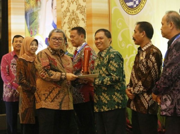 Wakil Walikota Bandung Oded M Danial menerima penghargaan dari Gubernur Jabar Ahmad Heryawan berupa Pangripta Nusantara dengan kategori "Inovasi Terbaik" di Hotel Horison,  Bandung, Kamis (14/4). by Meiwan Humas Pemkot Bandung