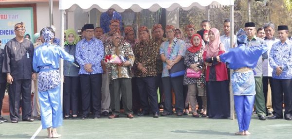 Wali Kota Bandung Ridwan Kamil mendampingi tim penilai sekolah sehat tingkat nasional yang diketuai oleh Andri Harmani untuk meninjau SMPN 13 Bandung, Senin (25/4). by Humas Pemkot Bandung