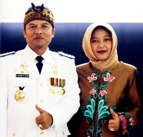 Kurnia Agustina Dadang M.Naser bersama Bupati Bandung. ist