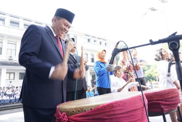 Wakil Wali Kota Bandung Oded M. Danial saat peringatan Hardiknadi Balai Kota Bandung, Senin (2/5). by Meiwan Humas Pemkot Bandung