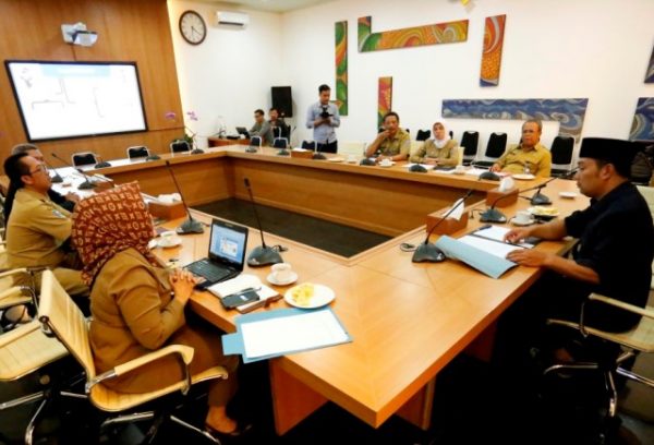 Kadisdik Kota Bandung bersama tim PPDB melakukan rapat intensif dengan Wali Kota Bandung M. Ridwan Kamil di Pendopo, Selasa (10/5). by Meiwan Humas Pemkot Bandung  