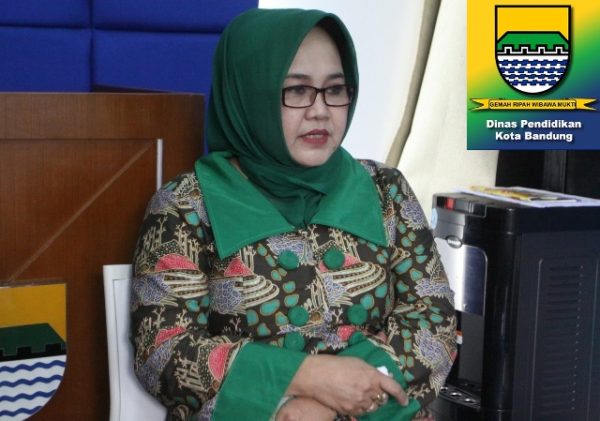 Anggota Tim Penyusun Naskah Perwal PPDB Disdik Kota Bandung Dian Peniasiani saat Bandung Menjawab di Media Lounge Balai Kota Bandung, Selasa (17/5). by Meiwan Humas Pemkot Bandung