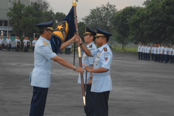 Penyerahan lambang Lanud Sulaiman Duaja Prayatna Kertagegana dari Dankodikau Marsda TNI Eko Supriyanto,E.,M.M., kepada Kolonel Pnb Mohammad Syafii, S.IP., sebagai Danlanud Sulaiman yang baru di lapangan apel staf II Lanud Sulaiman, Margahayu, Kab. Bandung. by Pentak Lanud Sulaiman.