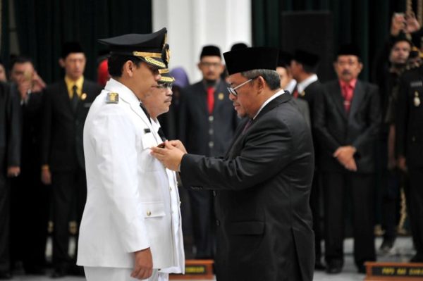  Gubernur Jabar Ahmad Heryawan mengambil sumpah dan melantik Bupati Cianjur Irvan Rivano Muchtar dan Wabup Cianjur Herman Suherman masa jabatan 2016-2021 di Aula Barat Gedung Sate, Rabu (18/3). by Humas Pemprrov Jabar.