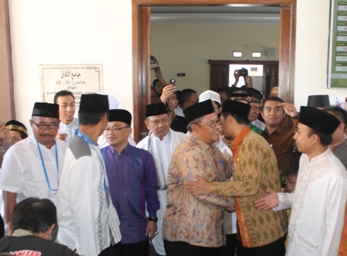 Gubernur Jabar Ahmad Heryawan meresmikan Masjid Abu Bakar Asshidiq di Komplek Perumahan Bumi Panyawangan Estate, Desa Cileunyi Kulon, Kecamatan Cileunyi, Kabupaten Bandung, Jumat (13//5). by Mang Bale 