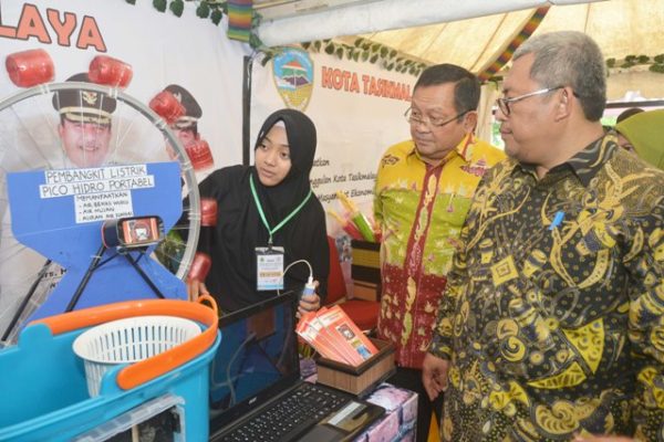 Gubernur Jabar Ahmad Heryawan mengunjungi booth alat pembangkit listrik tenaga surya dari Kota Bandung pada Gelar Teknologi Tepat Guna (TTG) Jabar ke VI Tahun 2016 di Halaman Parkir Barat Gedung Sate, Jl. Diponegoro No. 22, Bandung, Jumat (27/5). by Humas Pemprov Jabar