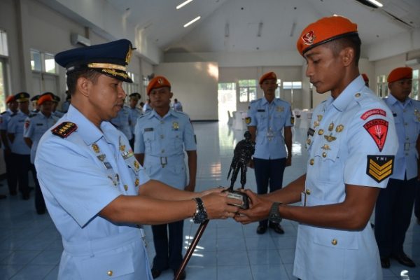 Danlanud Sulaiman Kolonel Pnb M. Syafii, S.IP., menyerahkan tropy kepada siswa lulusan terbaik Susbamenjur Pas A-12 Serka Hadi Mulyono usai upacara penutupan di Gd. Misdiyitno Skadik 204 Lanud Sulaiman, Kec.Margahayu, Kab.Bandung. by Pentak Lanud Sulaiman.