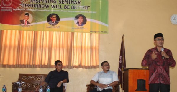 Anggota Komisi X DPR RI Dadang Rusdiana (kanan) jadi pembicara Inspiring Seminar yang digelar Pimpinan Cabang Pemuda Muslimin Indonesia Kab Bandung, di Aula Madrasah YPI Qoryah Cikoneng, Kec Ciparay, Kab Bandung, Sabtu (7/5). by Mang Bale