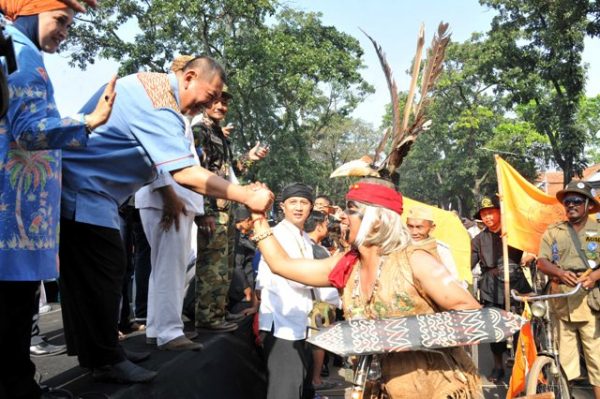 Wagub Jabar Deddy Mizwar melepas konvoi sepeda onthel IV dalam Acara Bandung Laoetan Onthel di Gedung Persediaan PT Kereta Api Jl Sukabumi Bandung, Minggu (8/5). by Humas Pemprov Jabar