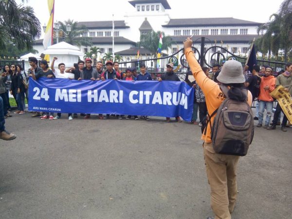 Para aktivis lingkungan beraksi damai di depan Gedung Sate menetapkan 24 Mei sebagai Hari Citarum. by Edi Rahayu