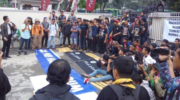 Para aktivis lingkungan dari Koalisi Melawan Limbah berorasi di halaman PTUN Bandung di sela sidang gugatan izin pembuangan limbah cair 3 pabrik di Sumedang, Selasa (24/5). by Edi Rahayu