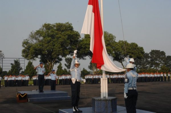 Seluruh personel Lanud Sulaiman dan insub ikit upacara Harkitnas ke-108 di Lapangan Apel Staf II Lanud Sulaiman. by Pentak Lanud Sulaiman.