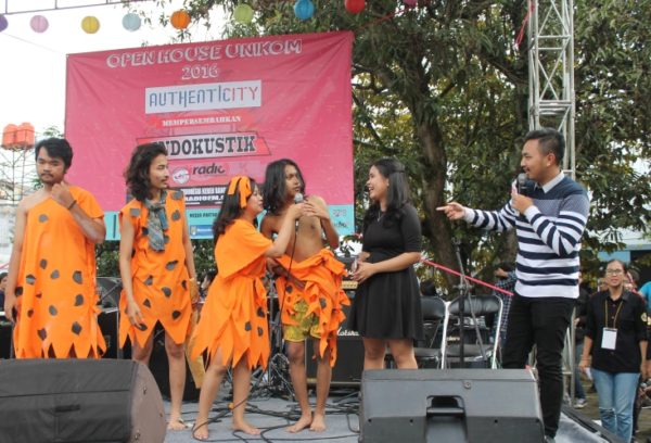 Himpunan Mahasiswa Ilmu Komunikasi Unikom saat tampil berkostum jaman batu di Open House Unikom 2016, Senin (16/5). by Imanuddin Ramdhani/bb.com 