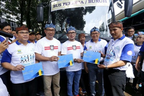 Peluncuran bis gratis buruh oleh Menaker Hanif Dhakiri didampingi Wali Kota Bandung Ridwan Kamil dan Wakil Walikota Bandung Oded Danial di Padepokan Seni Mayang Sunda, Minggu (1/5). by Meiwan Humas Pemkot Bandung 