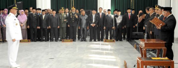 Gubernur Jabar Ahmad Heryawan melantik Bupati Kuningan definitif Acep Purnama di Aula Barat Gedung Sate, Selasa (14/6). by Humas Pemprov Jabar