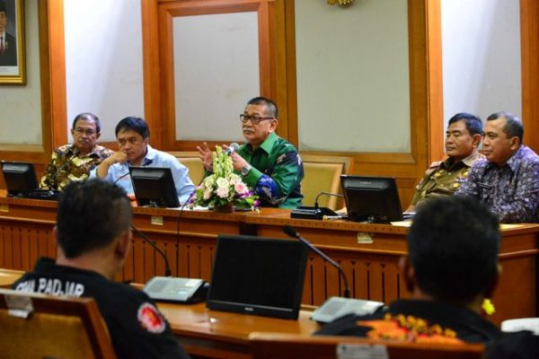 Wagub Jabar Deddy Mizwar saat menerima LSM di Gedung Sate, Kamis (16/6). by Humas Pemprov jabar