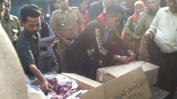 Pemkab Bandung saat menggelar Operasi Pasar Murah (OPM) daging sapi di Pasar Sayati, Kopo, Kec Margahayu, Kab Bandung, Selasa (11/8/15).by ist