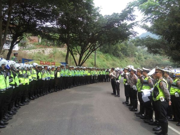 Sebanyak 160 personel kepolisian gabungan dari Polres Bandung dan Polres Garut melakukan persiapan operasi Rahmadaniyah 2016 untuk arus mudik dan balik lebaran di Jalan Lingkar Nagreg, Selasa (14/6). by Humas Polres Bandung