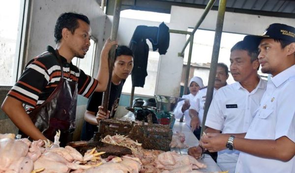 Wabup Bandung Gungun Gunawan saat berdialog dengan salah seorang pedagang daging ayam di Pasar Cileunyi, Rabu (8/6). by Dadang Humas Pemkab Bandung