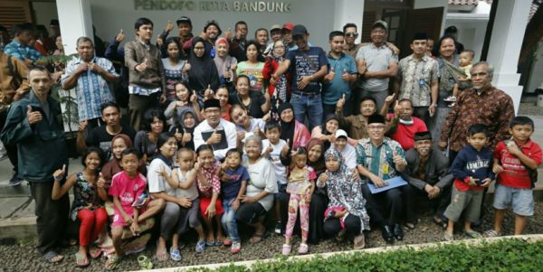 Wali Kota Bandung, M. Ridwan Kamil berfoto bersama warga RW 02 dan RW 03 Kel. Babakan Jeruk, Kec. Andir, usai pertemuan dengan warga setempat di Ruang Rapat Pendopo Kota Bandung, Jumat (29/7). by Meiwan Humas Pemkot Bandung