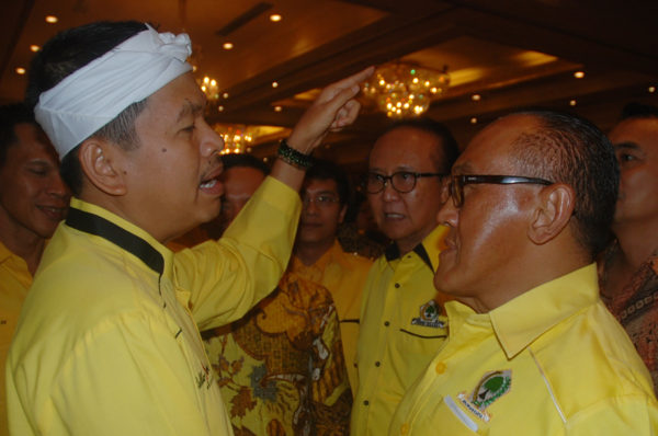 Aburizal Bakrie (kanan) berbincang dengan Bupati Purwakarta (kiri) saat Pembukaan Musda Ke-IX DPD Partai Golkar  Jabar 2016 di Bandung, Sabtu (23/4).ist by ANT