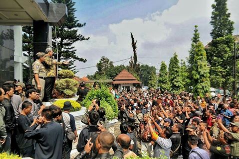 Gubernur Jabar Ahmad Heryawan saat memimpin langsung aksi penolakan terhadap rencana eksekusi lahan Kantor Disnak Jabar di Jalan Dago Bandung, Kamis (14/7). by ist