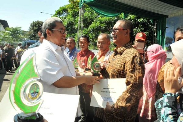 Gubernur Jabar Ahmad Heryawan memberikan penghargaan kepada Pemkab Subang pada Hari Lingkungan Hidup Sedunia di Halaman Gedung Sate, Kota Bandung, Rabu (27/7). by Humas Pemprov Jabar