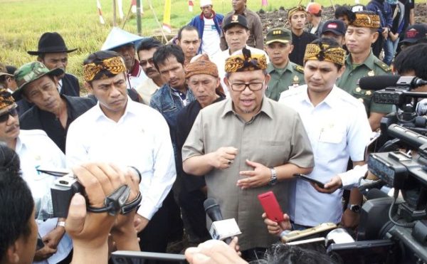 Gubernur Jabar Ahmad Heryawan saat pencanangan percepatan tanam padi di Desa Jatisari, Kutawaringin, Kabupaten Bandung, Rabu (20/7). 