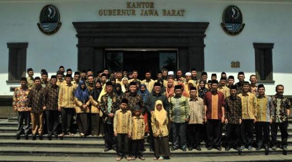 Gubernur Jabar Ahmad Heryawan berfoto bareng kafilah MTQ ke XXVI di Mataram, NTB, di Aula Timur Gedung Sate, Selasa (26/7). by Humas Pemprov Jabar