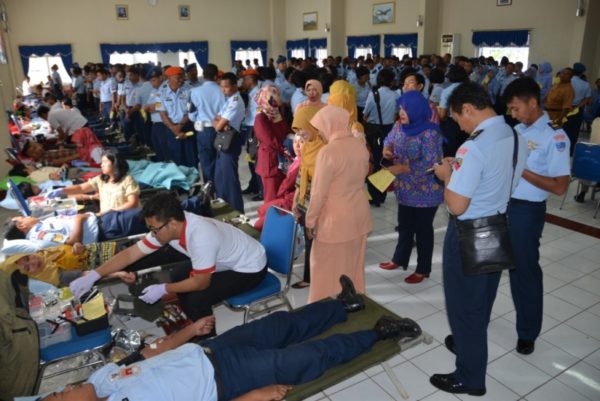 Baksosl donor darah dalam rangka peringatan ke-69 Hari Bakti TNI AU, di Gedung Balai Prajurit Cendrawasih Lanud Sulaiman, Kec. Margahayu, Kab. Bandung, Senin (25/7). by Pentak Lanud Sulaiman