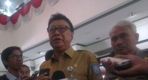 Mendagri Tjahjo Kumolo didampingi Gubernur IPDN Jatinangor, Prof. Dr. Ermaya Suradinata usai menghadiri Stadium General Bagi Wasana Praja Calon Pamong Praja Muda Lulusan IPDN Angkatan XXIII Tahun 2016 di Kampus IPDN Jatinangor, Sumedang, Senin (18/7). by iwa/bbcom