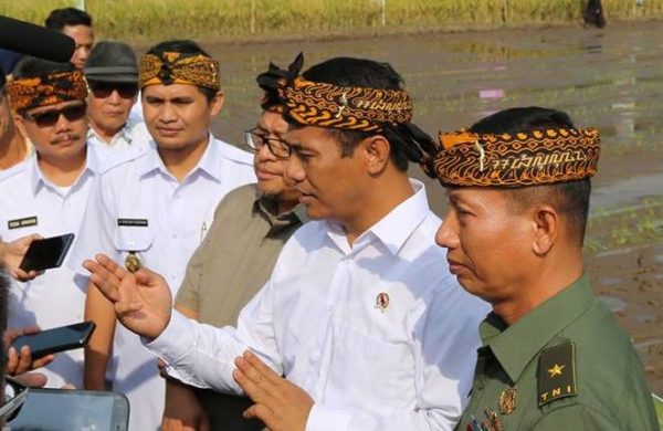 Mentan Andi Amran Sulaiman saat pencanangan percepatan tanam padi di Desa Jatisari, Kutawaringin, Kabupaten Bandung, Rabu (20/7). by Humas pemkab Bandung