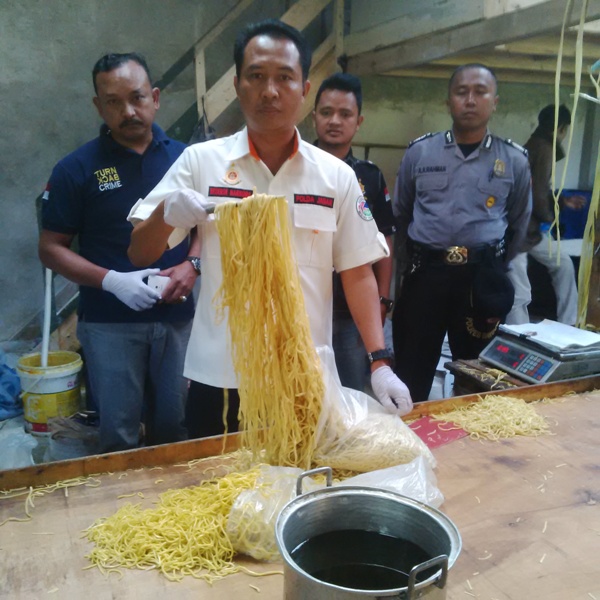 Kasat Narkoba Polres Bandung AKP Budi Nuryanto  menunjukan mie berformalin di di Kampung Cikadu RT 04/RW 05, Desa/Kec Cimaung, Kab Bandung, Selasa (26/7). ist