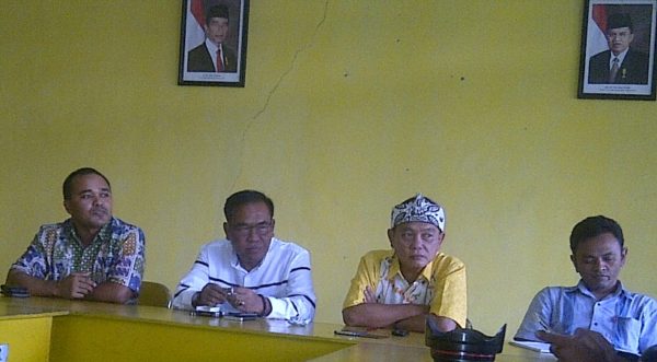 Ketua DPD Golkar Kab Bandung Hilman Sukirman (baju putih) saat konfererensi pers di Sekretariat Partai Golkar Kab Bandung, Kamis (14/7). by iwa/bbcom