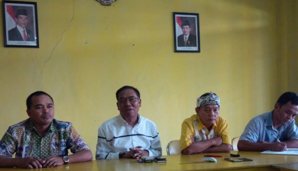 Ketua DPD Golkar Kab Bandung Hilman Sukirman (baju putih) didampingi Sekretaris Golkar Kab Bandung Sugiharto (kiri) saat konfererensi pers di Sekretariat Partai Golkar Kab Bandung, Kamis (14/7). by iwa/bbcom