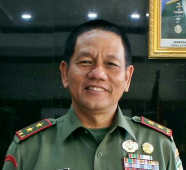 Pangdam III/Siliwangi Mayjen TNI Hadi Prasojo selaku Komandan Kontingen Atlit PON XIX Jabar. by Pendam III/Slw