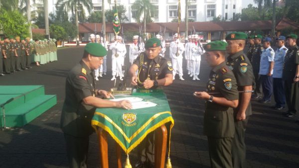 Pangdam III/Siliwangi mempimpin sertijab para pejabat teras Kodam III/Slw di Lapangan Makodam III/Slw Jl. Aceh 69 Bandung, Selasa (19/7). by Pendam Slw